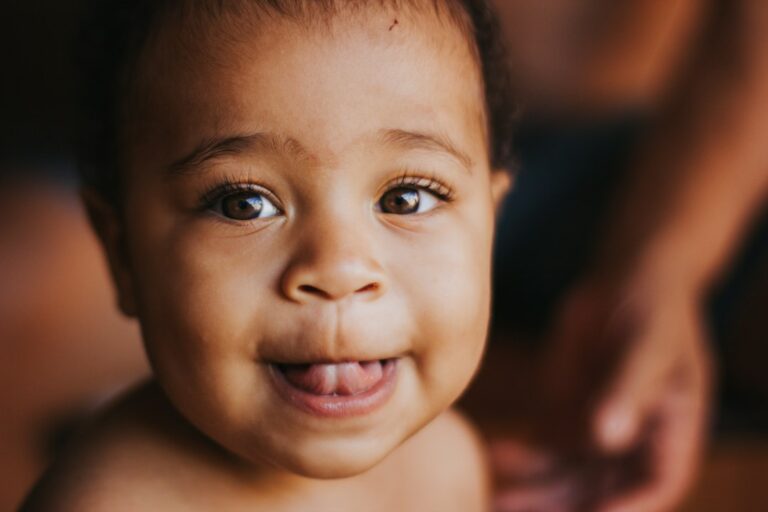 Wann bekommt mein Baby Zähne? Reihenfolge, Symptome und Zahnpflege