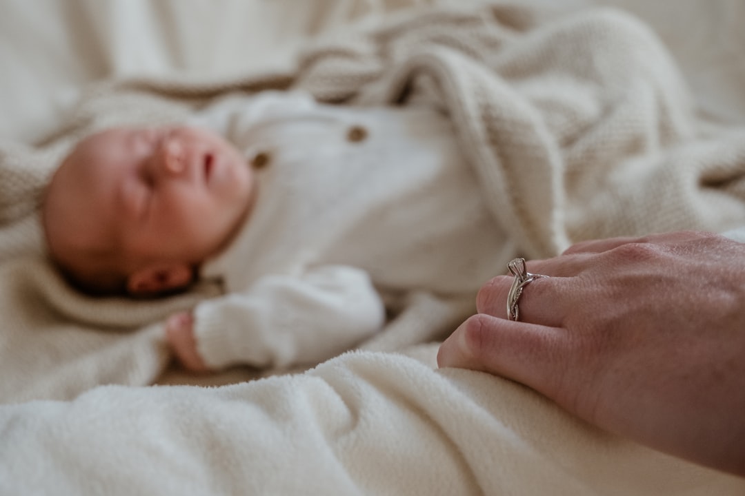 orden salida dientes bebe - Observar las encías ayuda a distinguir la salida de un diente.
