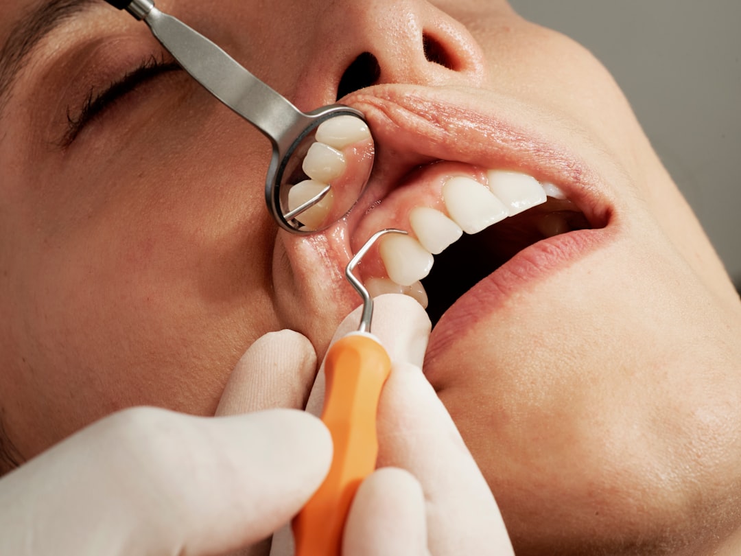 orden de aparición dental - La higiene dental también puede formar parte de la autonomía infantil.