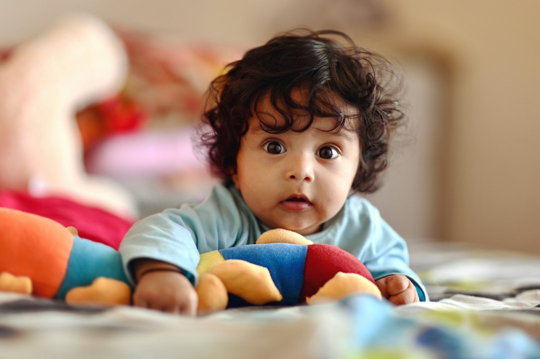juguetes Montessori para bebés - Un bebé de 9 meses practica el juego de meter y sacar.