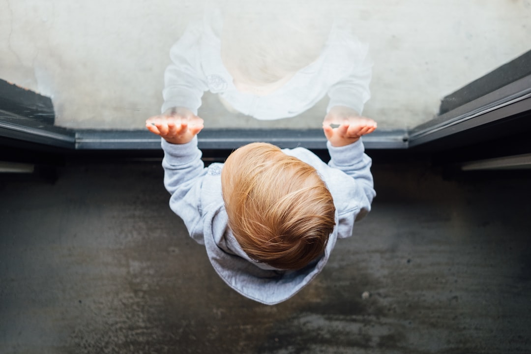 juegos para bebés de 6 a 12 meses - La persona adulta observa y acompaña sin dirigir cada acción.