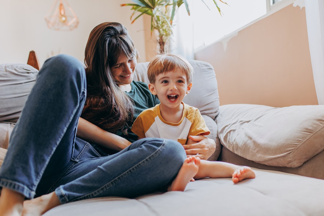 estimulación del lenguaje infantil - Las canciones con gestos invitan a anticipar sonidos y participar.