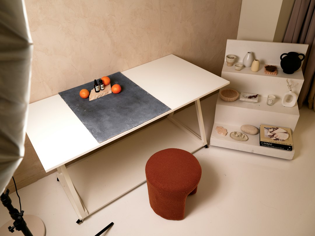 caja de luz montessori - Un niño observa cómo cambian los colores al superponer piezas.
