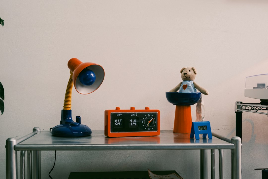mesa de luz Montessori - Un ambiente preparado ofrece pocos materiales y muchas posibilidades.
