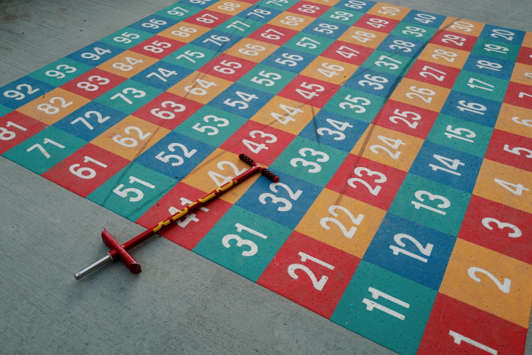 materiales montessori matemáticas - Las perlas doradas representan el sistema decimal de forma concreta.