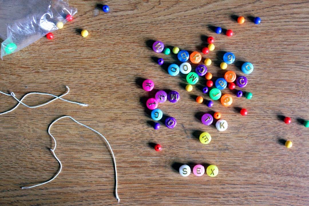 recursos Montessori de matemáticas - Las cadenas y tarjetas amplían el trabajo matemático con orden y autonomía.