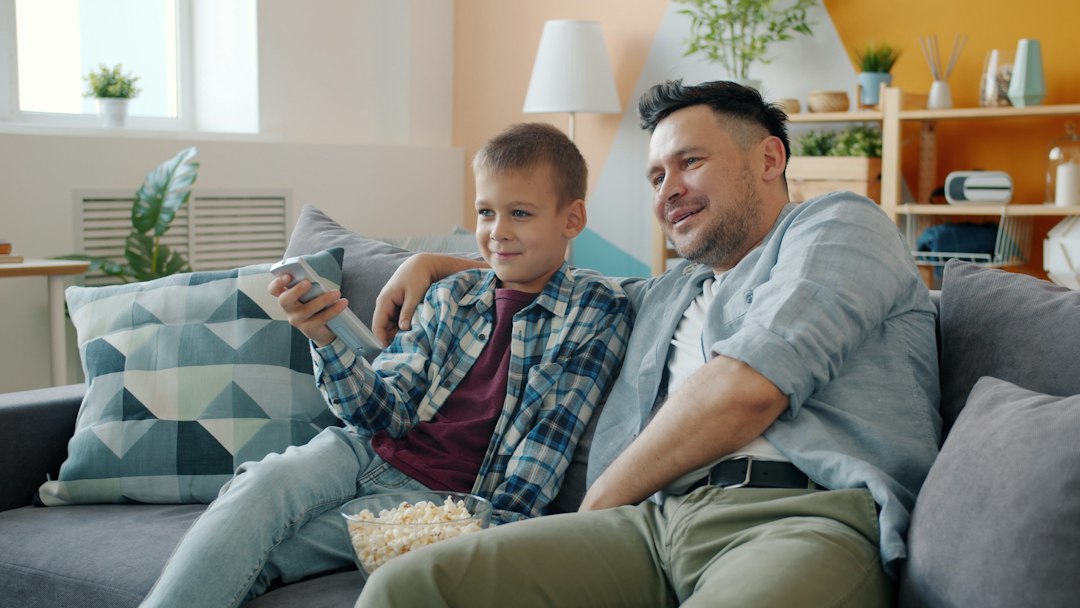 poli de guarderia reparto - Una familia decide qué película compartir en casa.