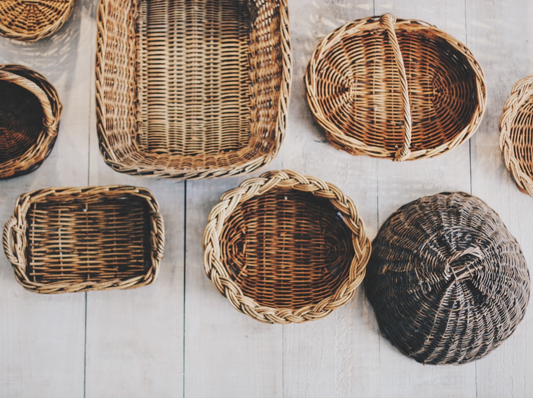 cesta de los tesoros - Una cesta estable reúne objetos grandes y fáciles de agarrar.
