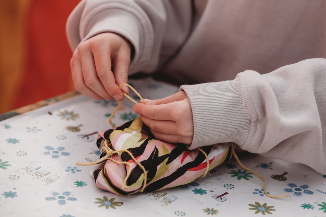cesto de los tesoros montessori - Las manos descubren texturas, pesos y formas diferentes.