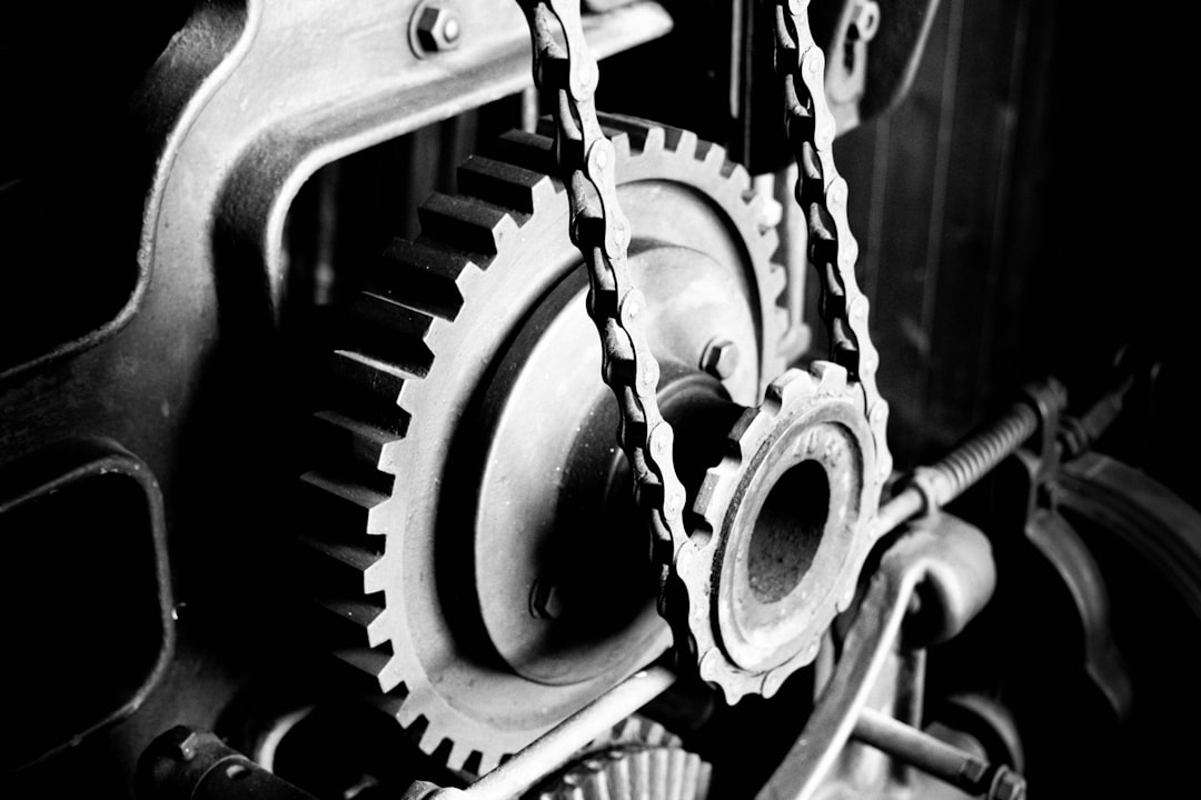 desarrollo motor - Enhebrar objetos pequeños requiere atención y precisión manual.