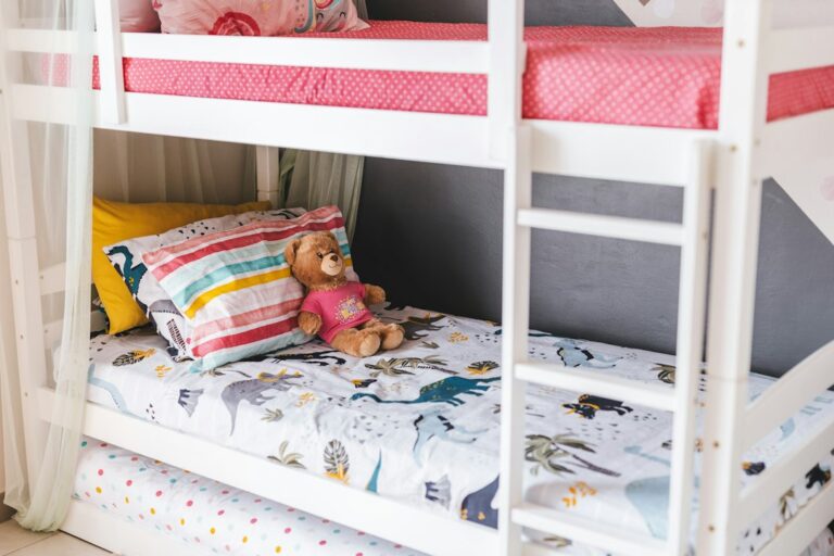 Una cama baja puede favorecer el acceso autónomo del niño.