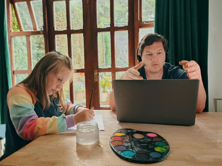 Una familia compara diferentes enfoques educativos antes de elegir colegio.