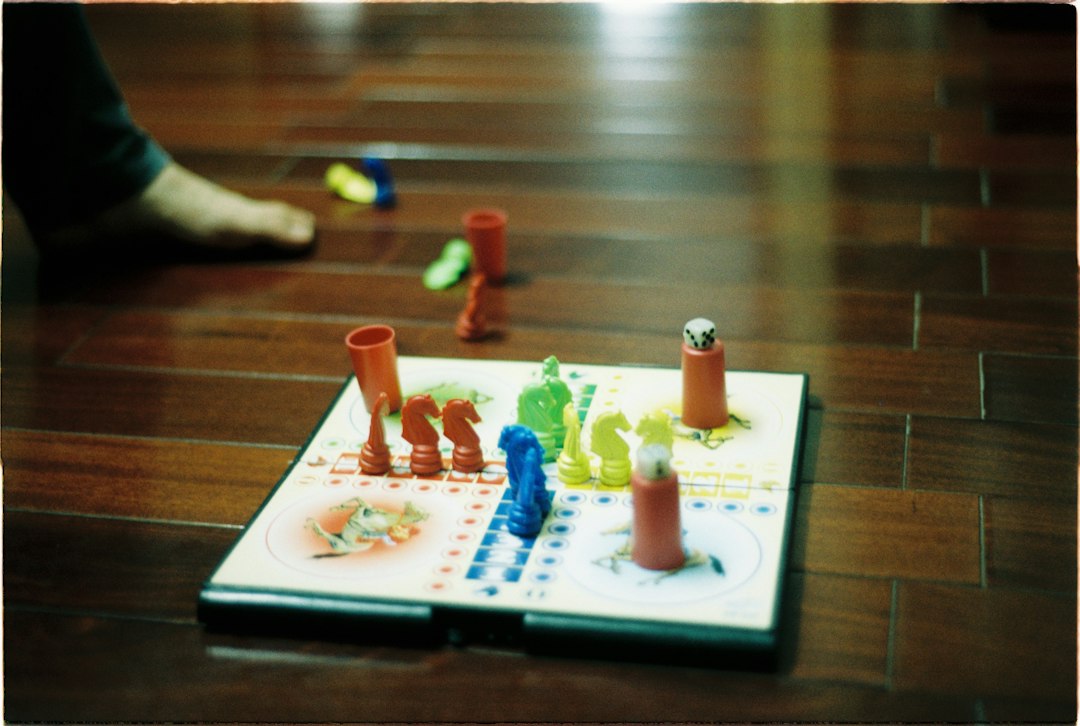 tablero sensorial montessori - La vida práctica conecta el juego con acciones cotidianas.