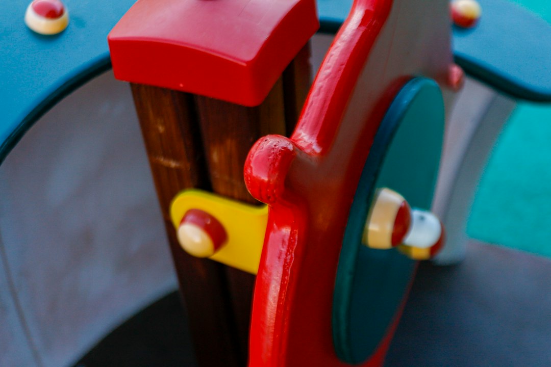 tablero sensorial montessori - Un tablero sencillo permite repetir movimientos con atención.
