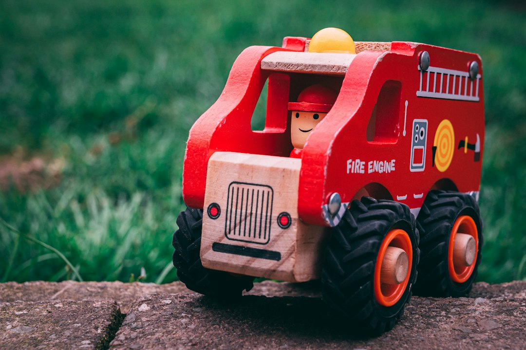 tablero montessori 1 año - Los materiales grandes y manejables se adaptan mejor a las manos de un bebé.