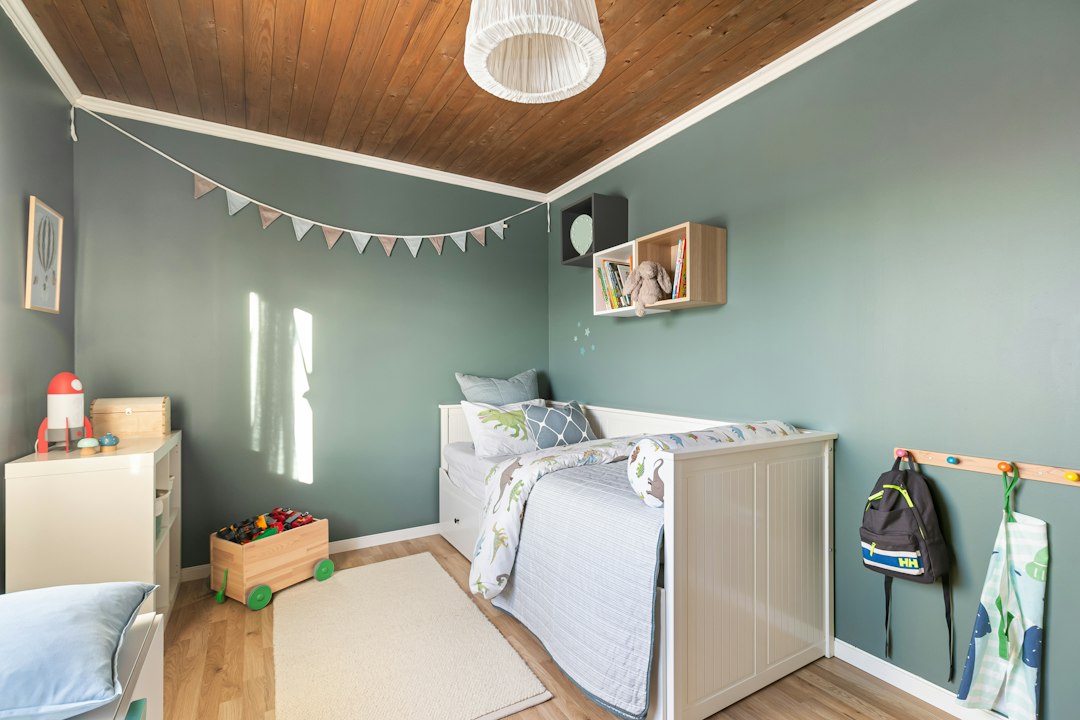 cama montessori maison du monde - El dormitorio Montessori combina orden, libertad de movimiento y pocos estímulos.