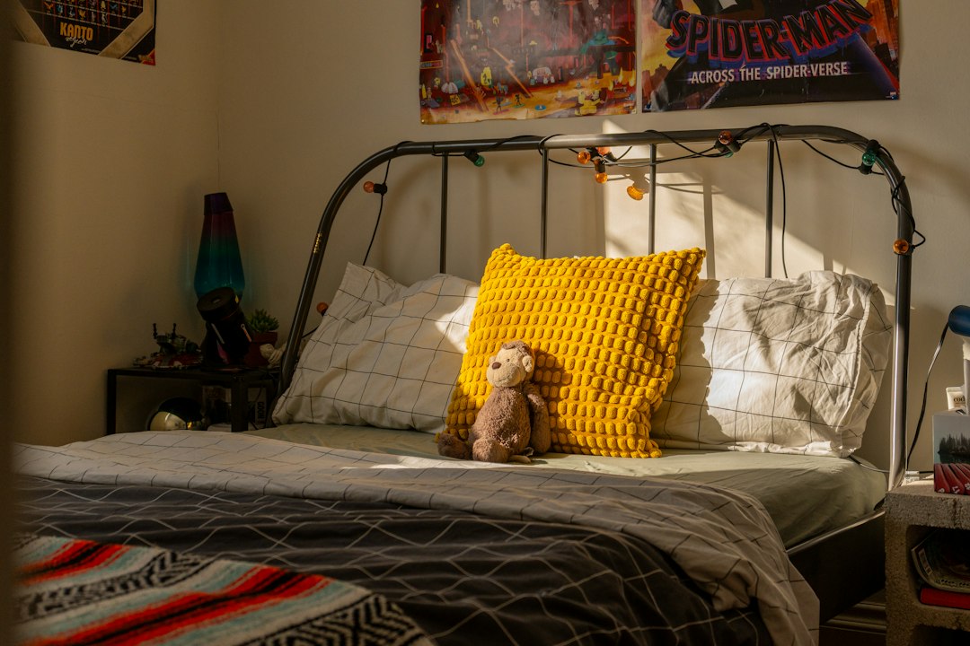 cama baja Montessori - Medir la habitación evita que el marco de la cama limite el movimiento diario.