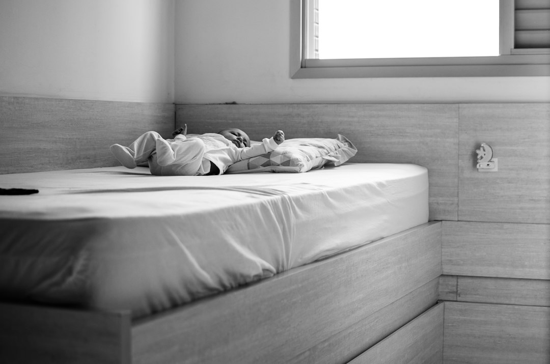 cama infantil independiente - Participar en pequeños preparativos ayuda al niño a asumir su nuevo espacio de descanso.