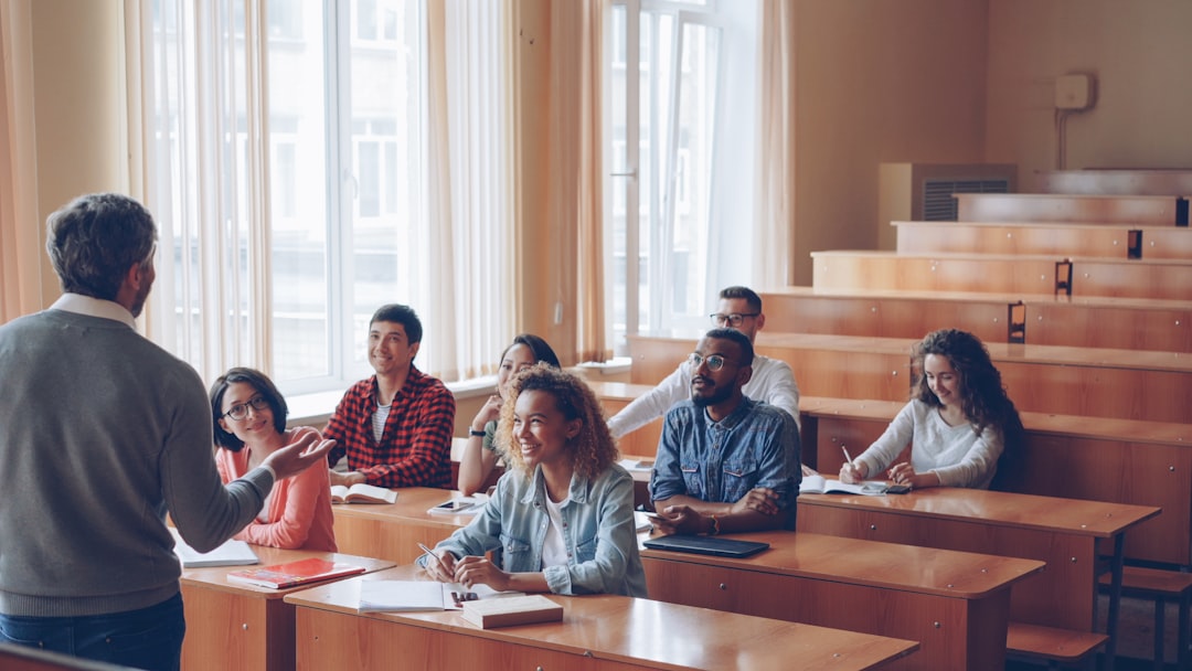 empleo en escuela infantil - Las condiciones de una plaza pública dependen de su convocatoria.