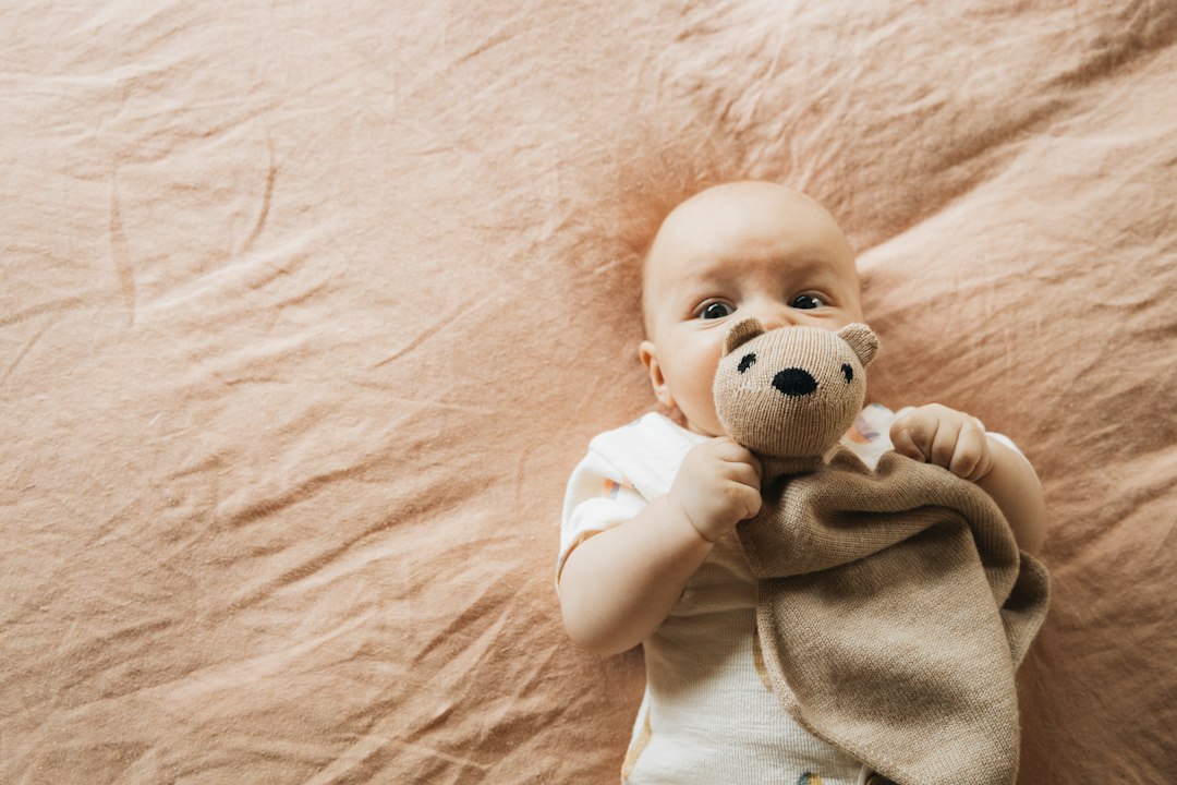 collar ambar bebe dientes - Un mordedor de una pieza y un paño limpio ofrecen opciones sencillas.