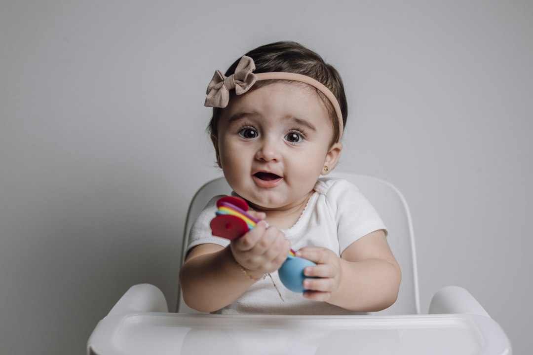 salir dientes bebe 2 meses - Un mordedor seguro y frío puede aliviar las encías bajo supervisión.