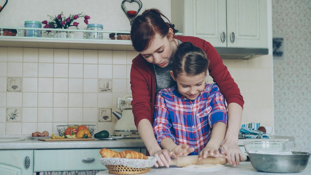 maría montessori hijo - La autonomía empieza con tareas cotidianas adaptadas a cada edad.