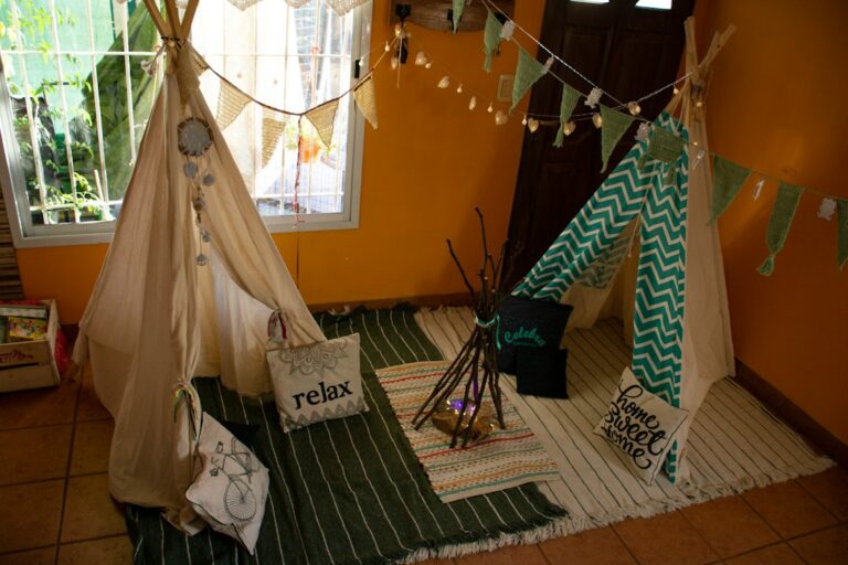 Materiales Montessori organizados en un ambiente escolar preparado