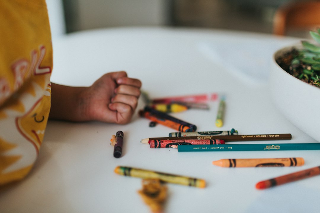 tienda colegio montessori - Un niño de etapa infantil trabaja con objetos ordenados y accesibles