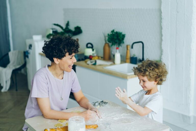 Una familia organiza el cuidado infantil y los horarios de la semana.