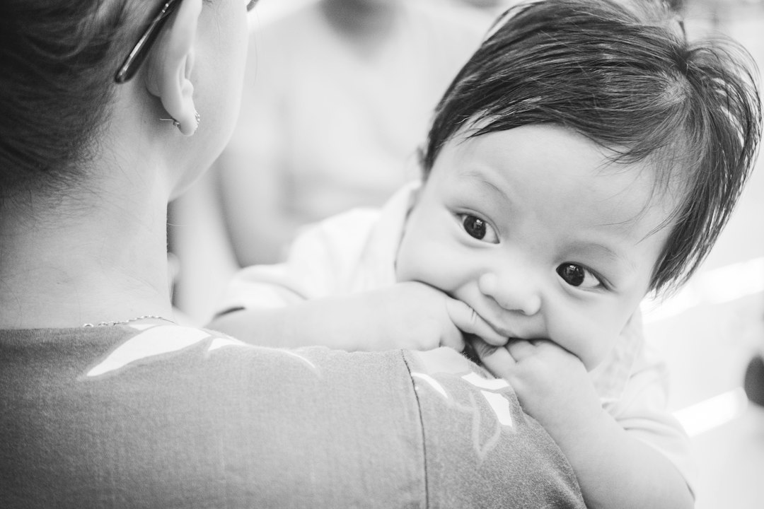 higiene oral del bebé - A los 8 meses, la limpieza debe ser breve, suave y acompañada por un adulto.