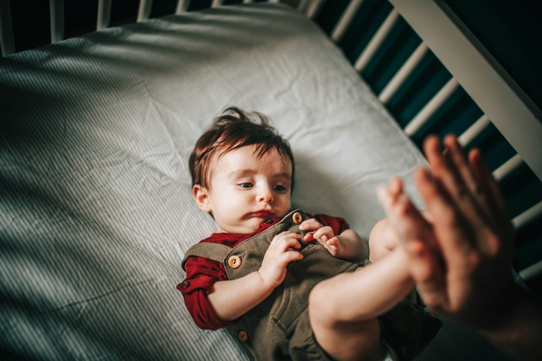 alivio dolor dientes bebe - Una rutina tranquila ayuda al bebé a relajarse antes de dormir.