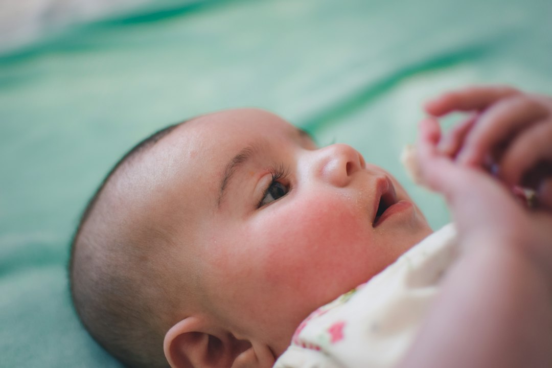 crecimiento dientes bebe - El masaje suave de las encías puede acompañar los momentos de molestia.