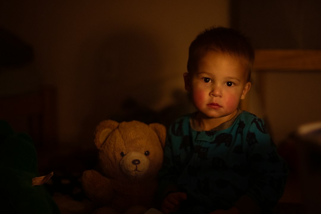 chupete si o no lucía mi pediatra - El contacto adulto acompaña al niño durante la rutina de sueño.