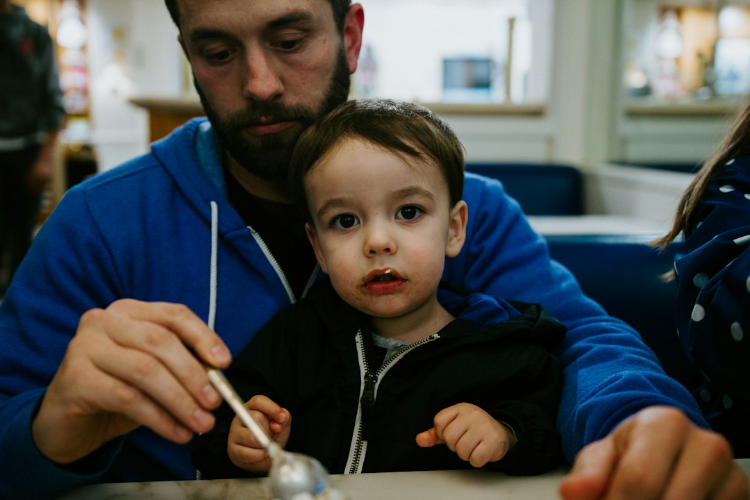 alimentación complementaria a los 6 meses - Comprobar la textura ayuda a ofrecer alimentos adecuados para cada etapa.