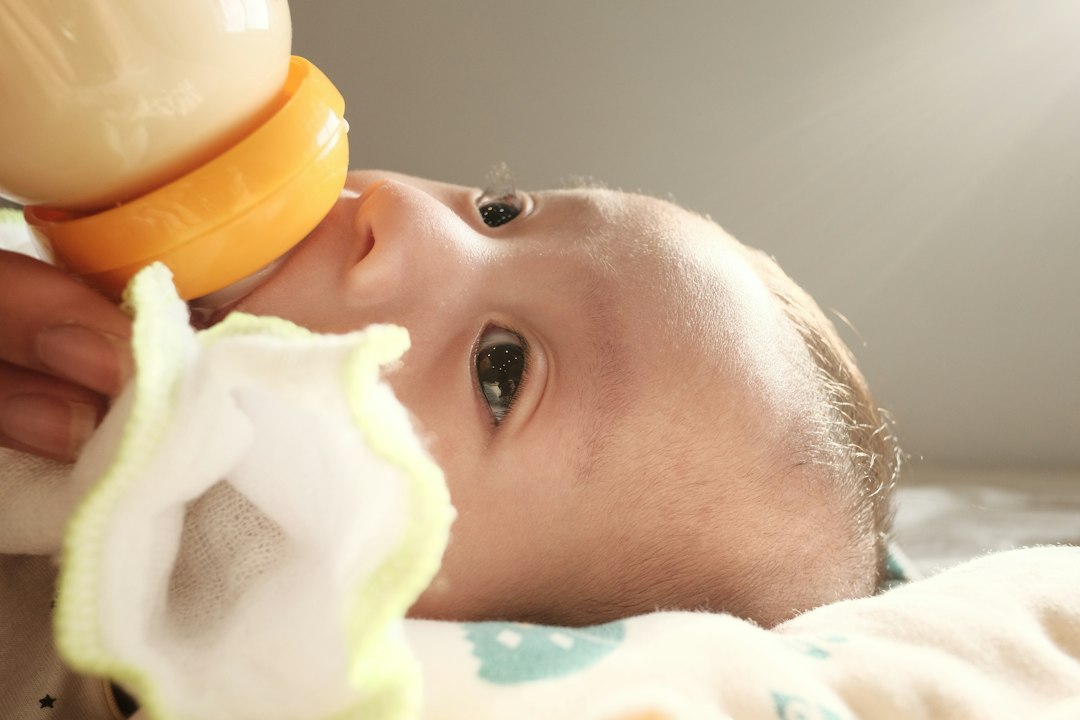 primeros alimentos del bebé - Un ambiente preparado favorece la autonomía durante la comida.
