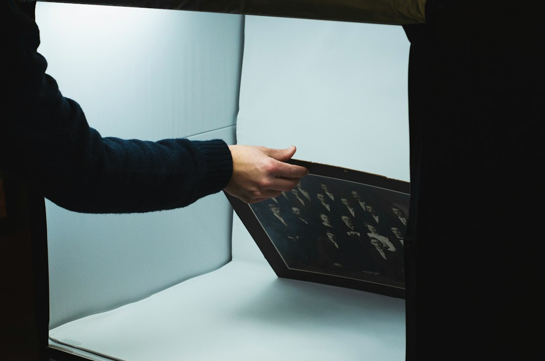 mesa de luz para calcar media markt - Un adulto prepara un panel de luz A4 para una sesión breve.