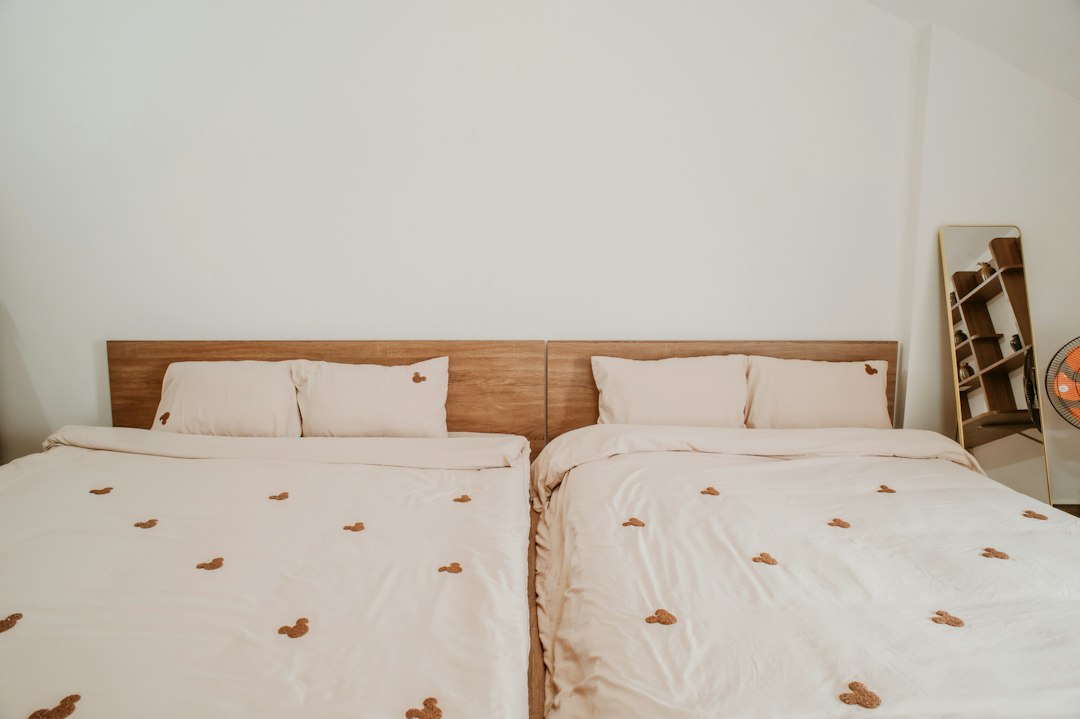 cama montessori litera - La estabilidad, la escalera y las protecciones forman parte de una elección segura.