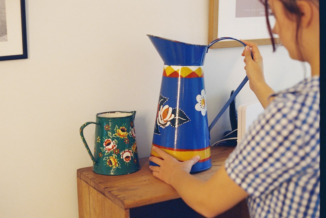 materiales montessori caseros - Un niño de 4 años trabaja el vertido y la limpieza de forma autónoma.