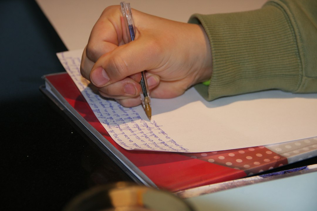 materiales para leer y escribir - Lectura compartida entre una persona adulta y un niño en casa.