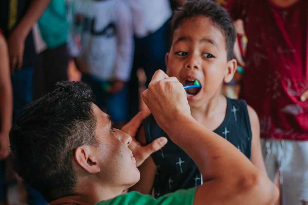 cepillo dental para bebé de 1 año - Cepillarse juntos convierte el cuidado bucal en una experiencia compartida.