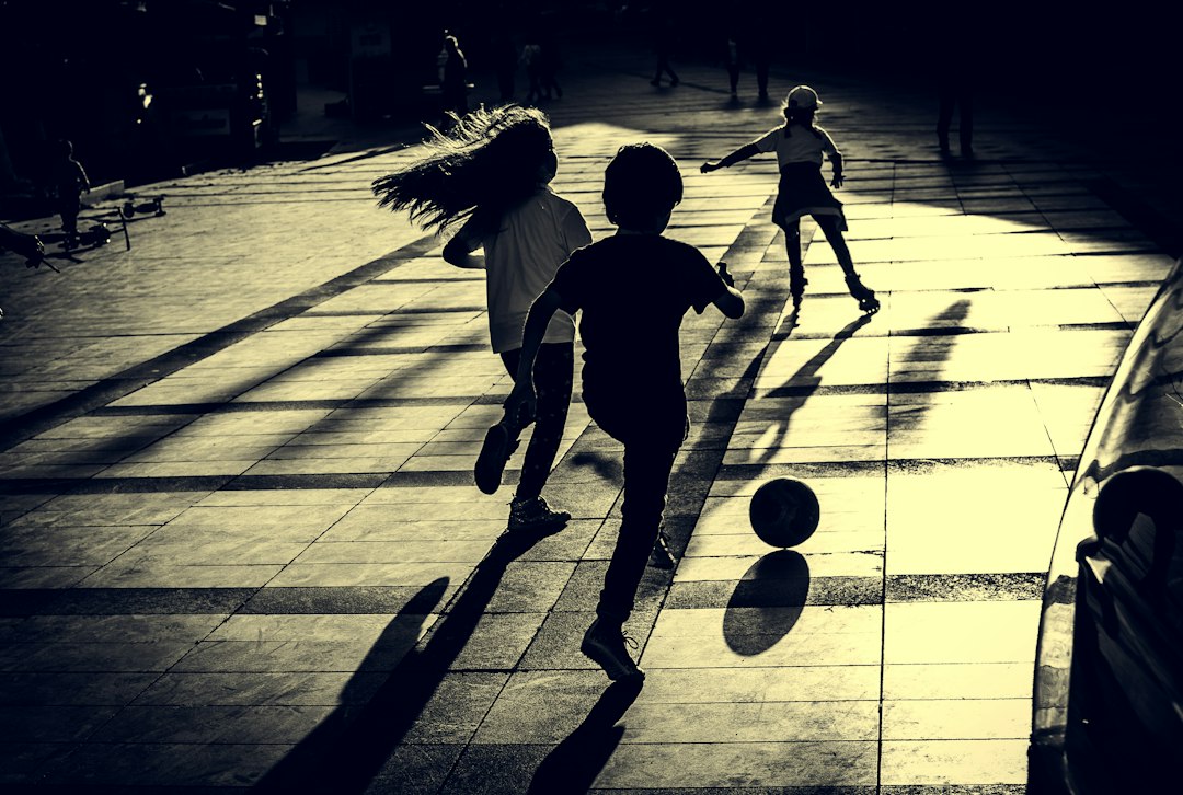 psicomotricidad infantil juegos - El ambiente Montessori ofrece materiales accesibles para moverse con autonomía.
