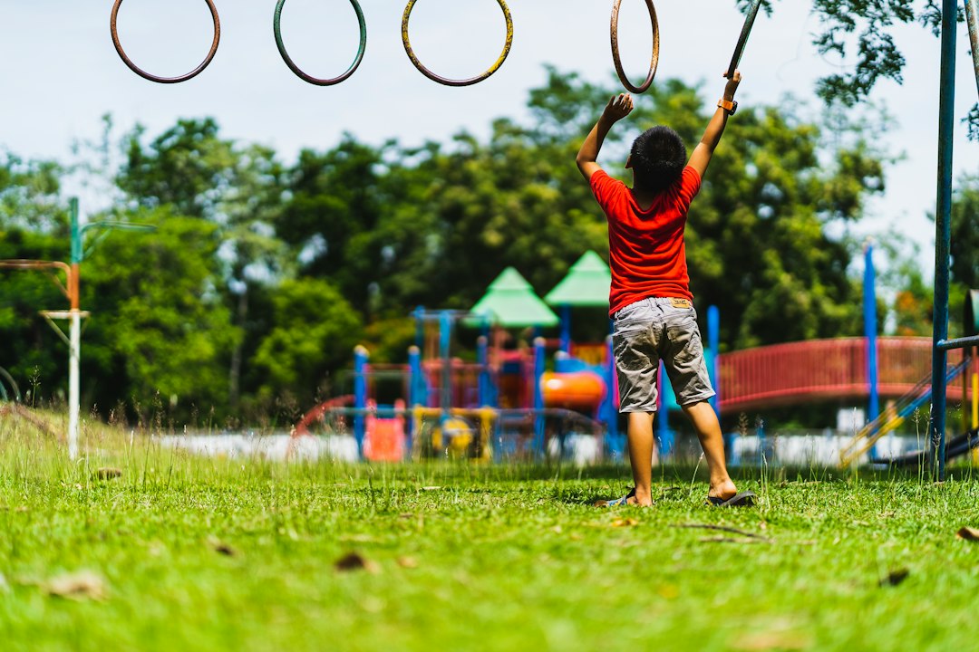juegos de movimiento infantil - Una familia prepara un circuito motor breve en casa.