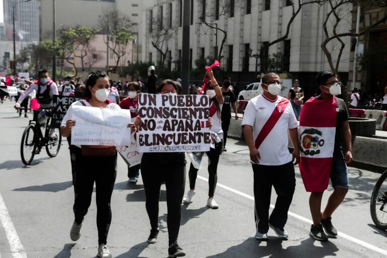 Un bebé explora sus movimientos con libertad sobre una superficie segura.