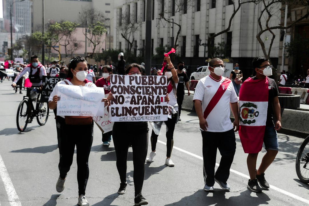 Un bebé explora sus movimientos con libertad sobre una superficie segura.