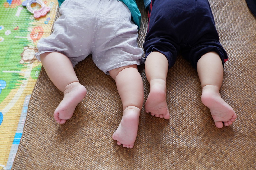 movimiento libre bebe - Un ambiente preparado ofrece espacio para que el bebé se mueva por iniciativa propia.