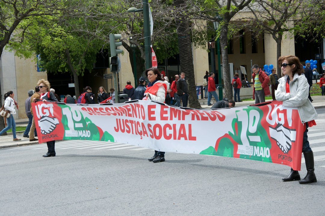 movimiento libre bebe - La observación tranquila del adulto acompaña el tiempo de suelo.