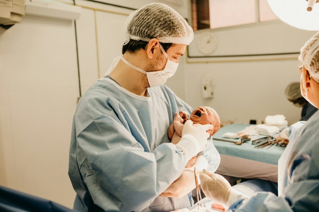 Una familia prepara con calma la primera visita dental de su bebé.