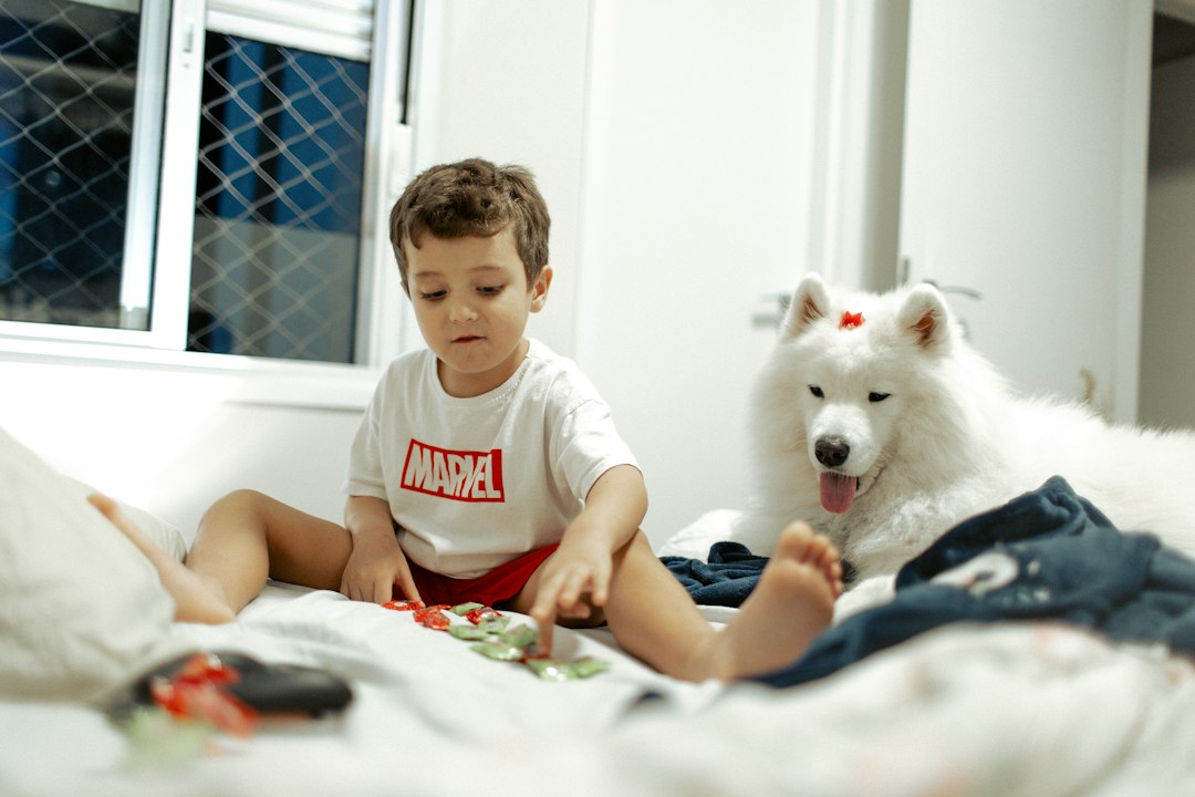 guarderia infantil español - Una familia ofrece opciones sencillas para apoyar la comunicación en casa.