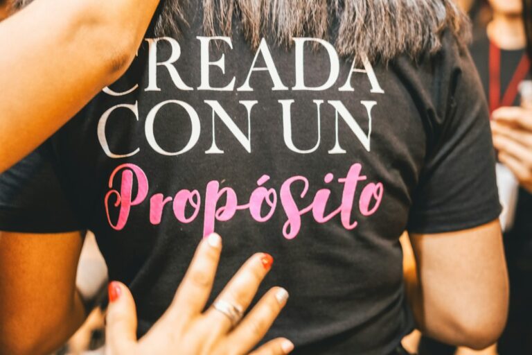 Un niño pequeño practica una tarea cotidiana dentro de un ambiente preparado.