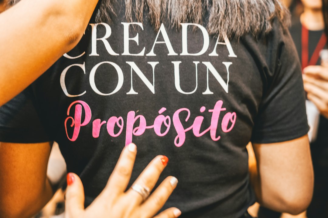 Un niño pequeño practica una tarea cotidiana dentro de un ambiente preparado.
